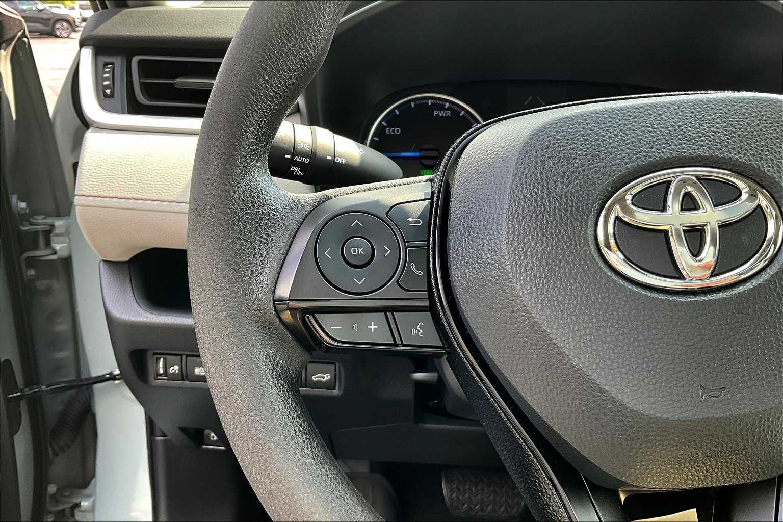 2020 Toyota RAV4 Hybrid XLE - Photo 23