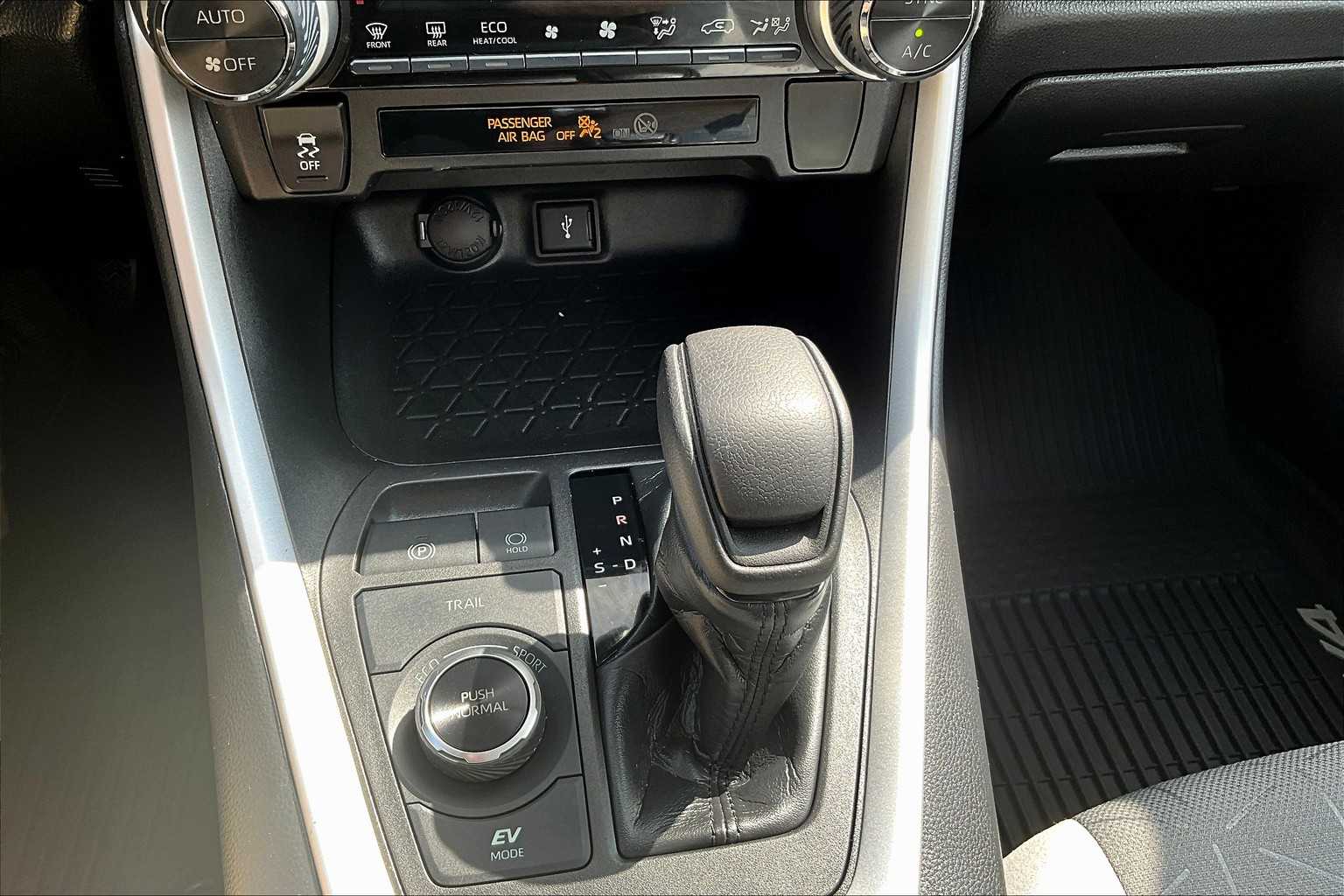 2020 Toyota RAV4 Hybrid XLE - Photo 27