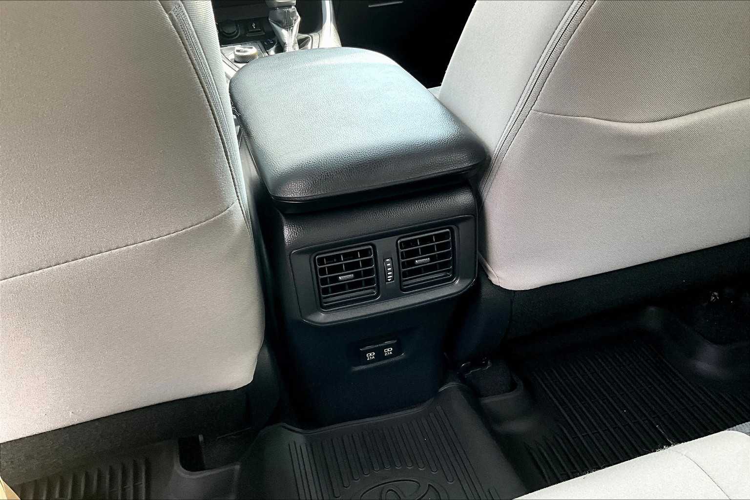 2020 Toyota RAV4 Hybrid XLE - Photo 28