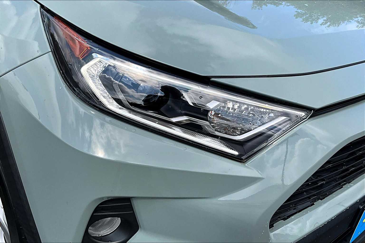 2020 Toyota RAV4 Hybrid XLE - Photo 31