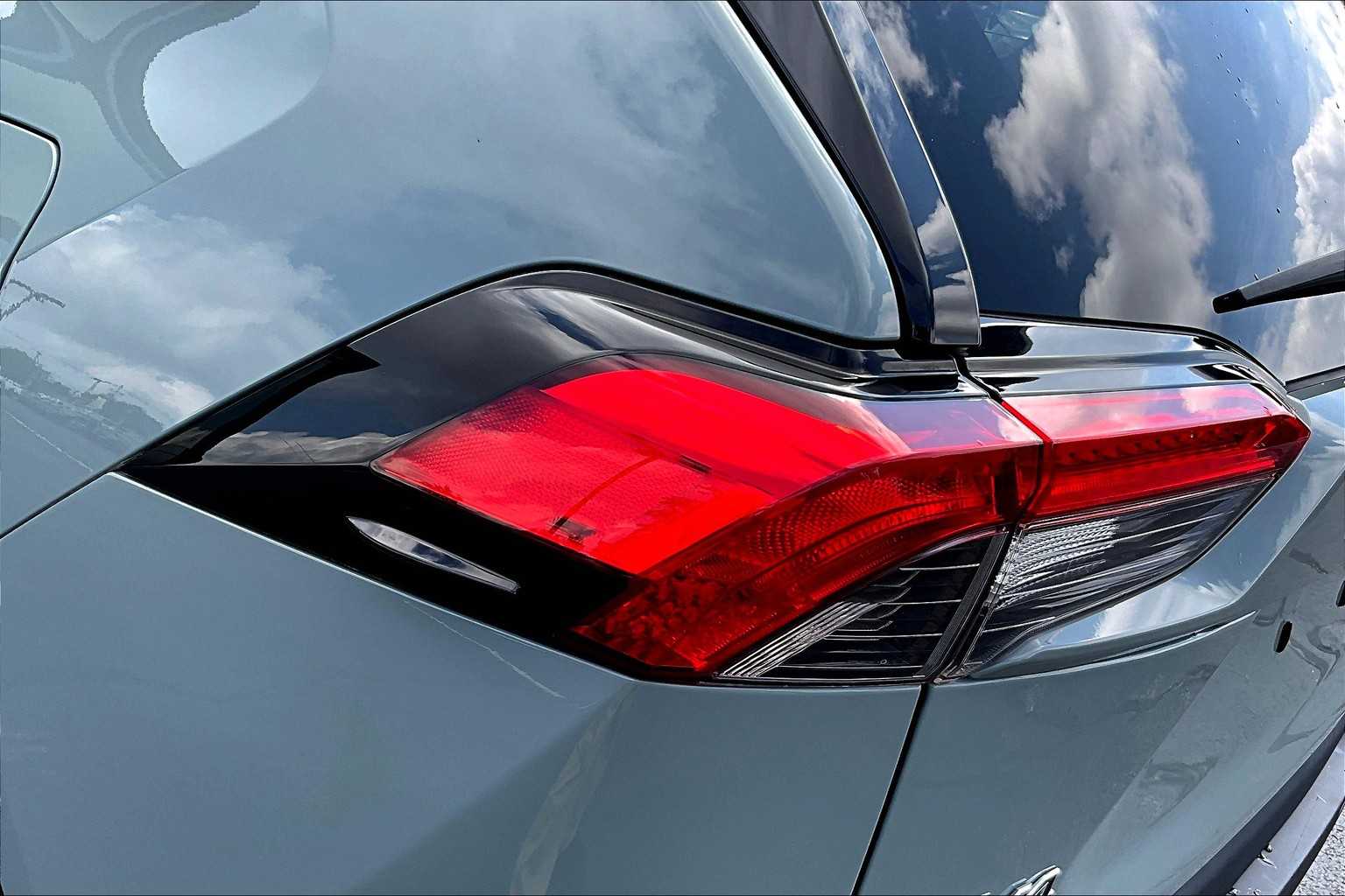 2020 Toyota RAV4 Hybrid XLE - Photo 32
