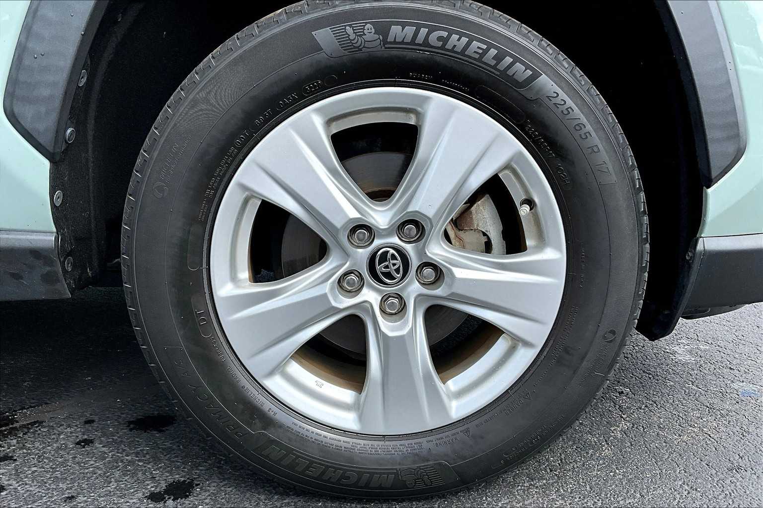 2020 Toyota RAV4 Hybrid XLE - Photo 7