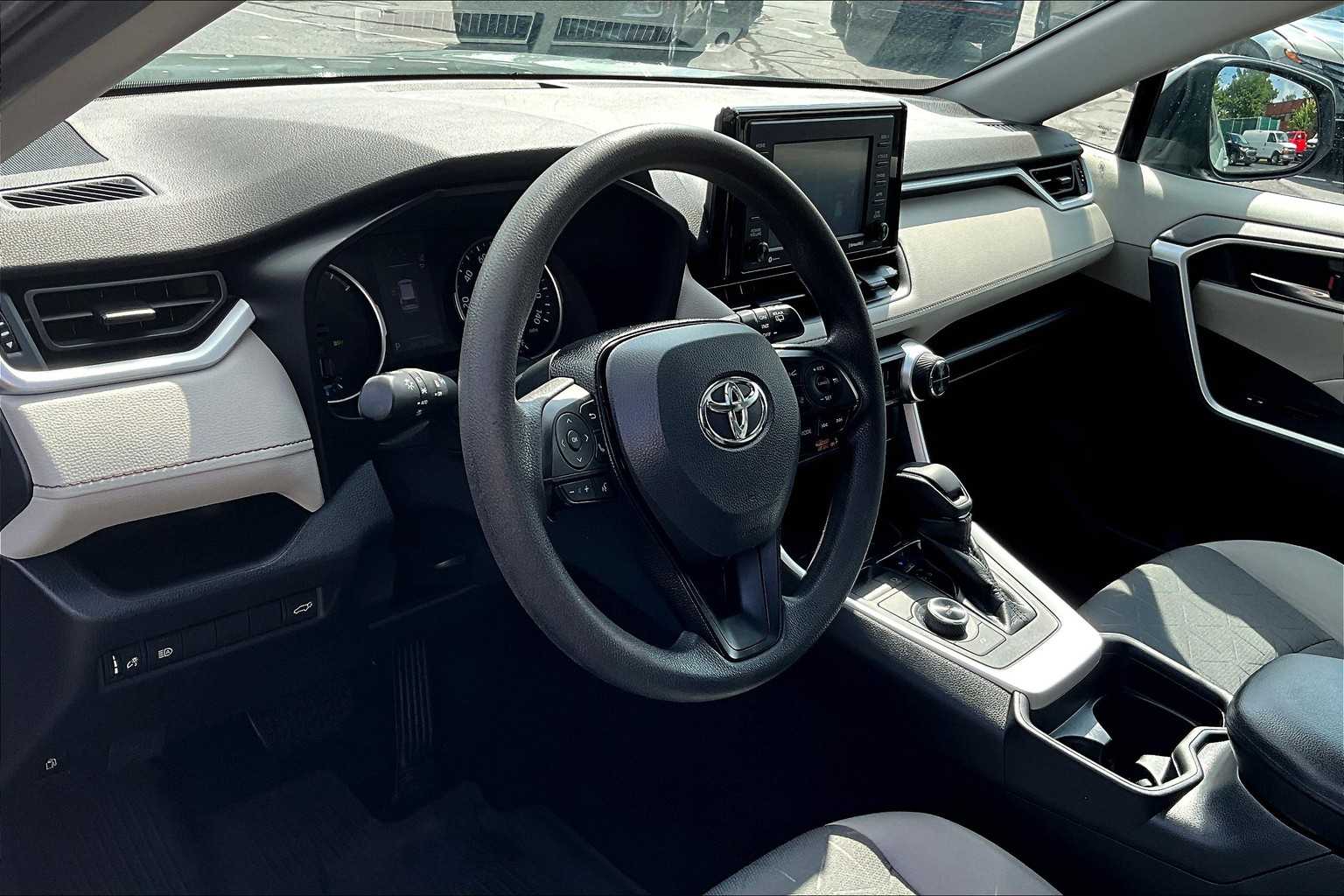 2020 Toyota RAV4 Hybrid XLE - Photo 8