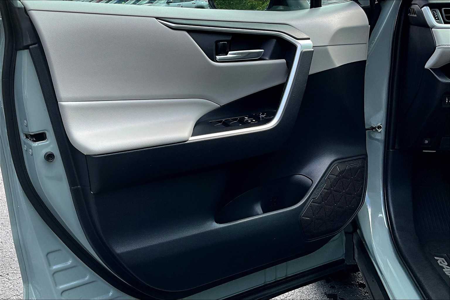 2020 Toyota RAV4 Hybrid XLE - Photo 9