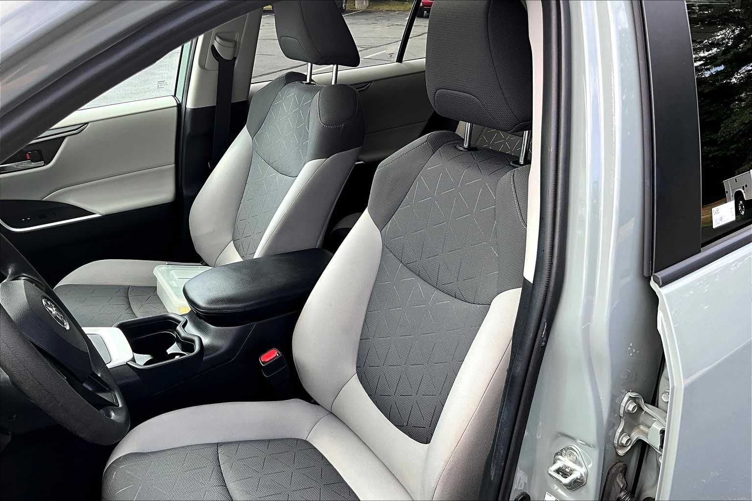 2020 Toyota RAV4 Hybrid XLE - Photo 10