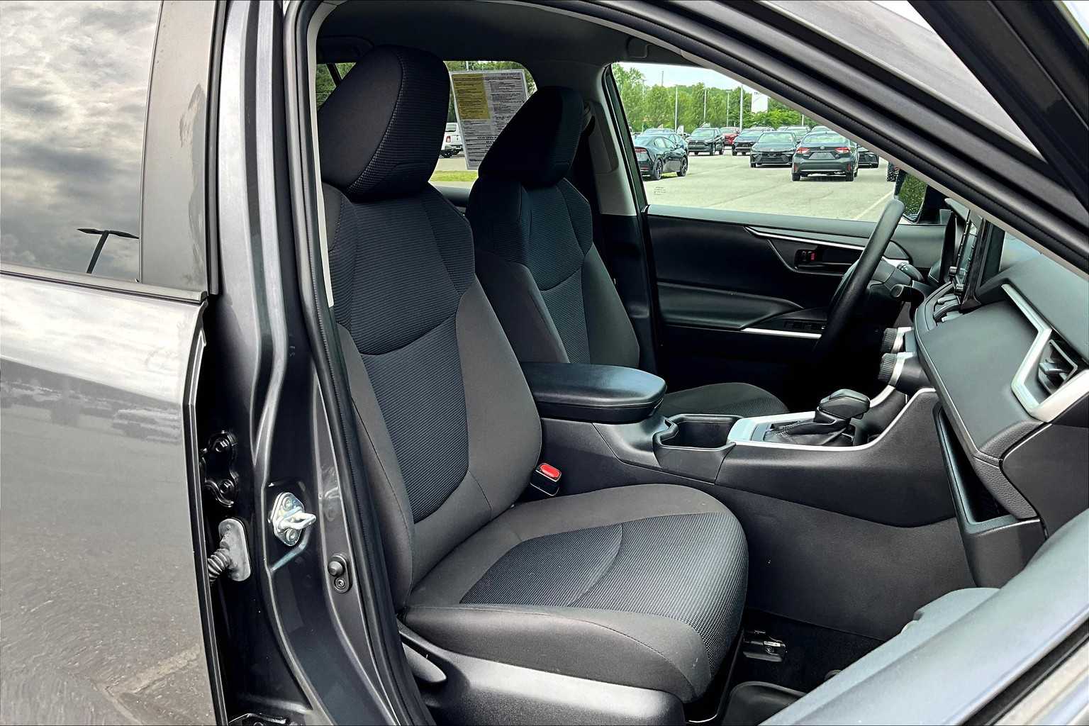 2022 Toyota RAV4 LE - Photo 11