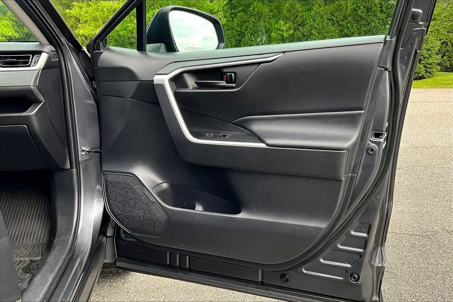 2022 Toyota RAV4 LE - Photo 12