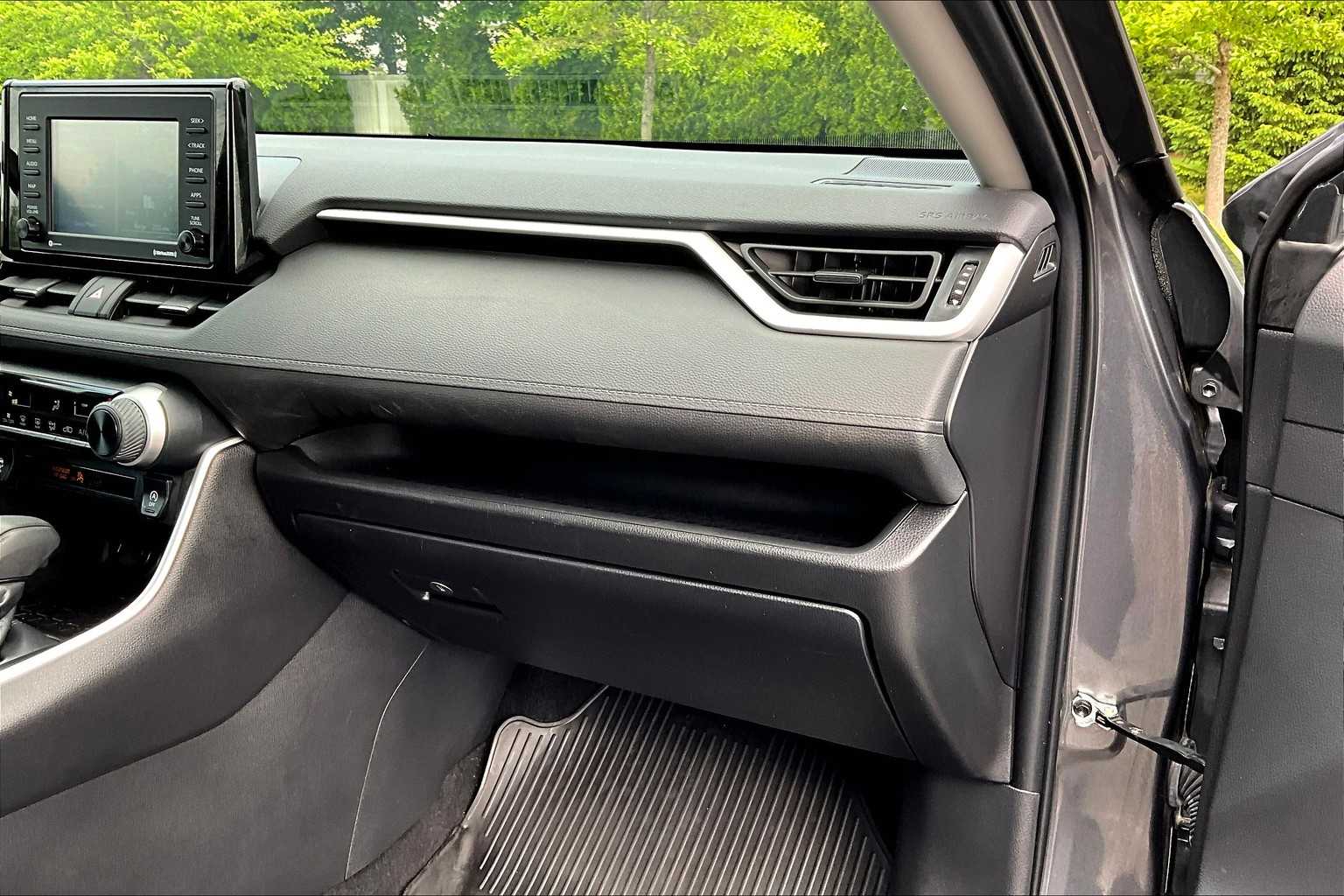 2022 Toyota RAV4 LE - Photo 13