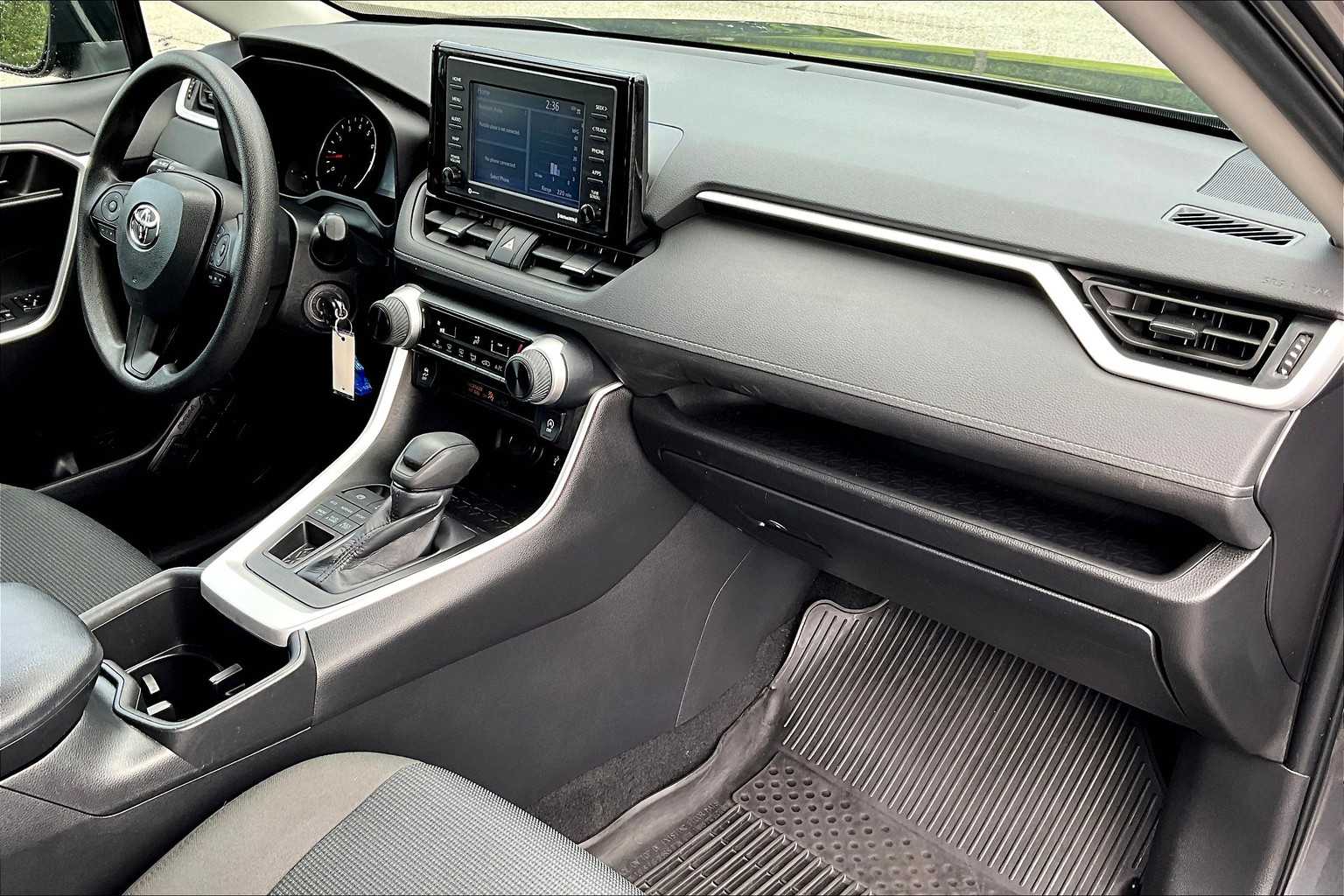 2022 Toyota RAV4 LE - Photo 14