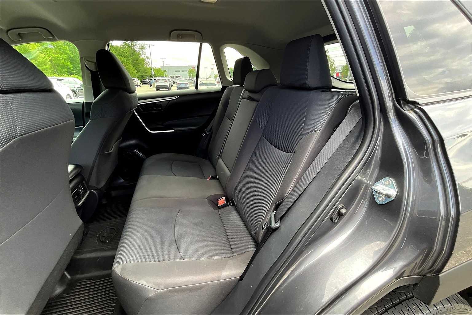 2022 Toyota RAV4 LE - Photo 15