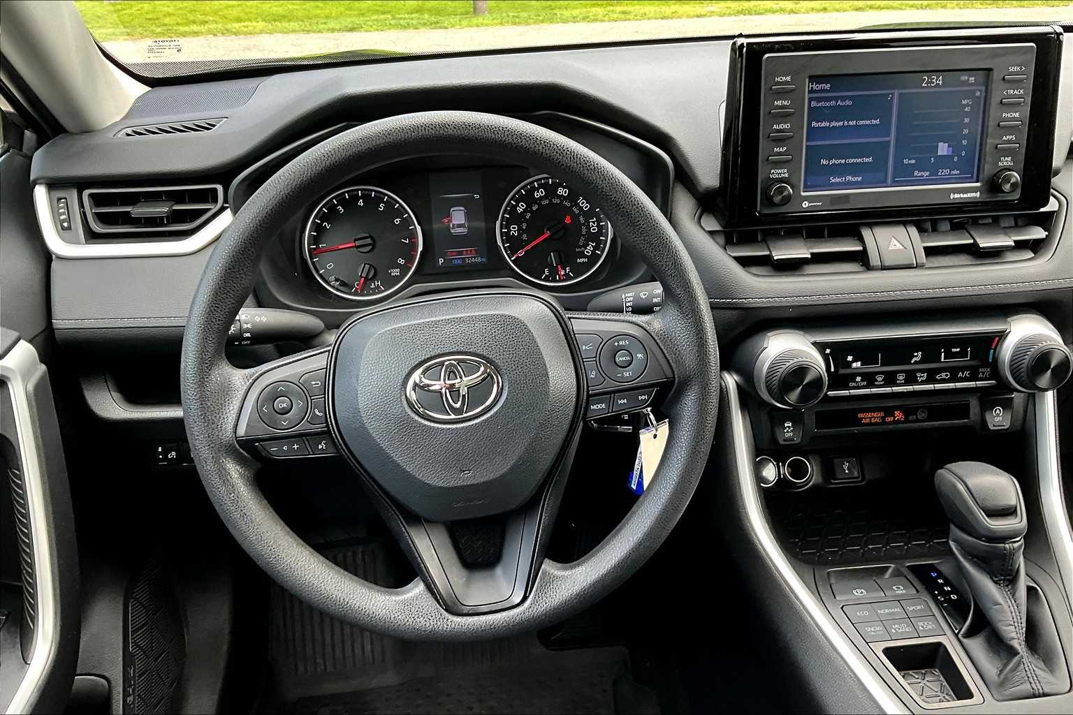 2022 Toyota RAV4 LE - Photo 17