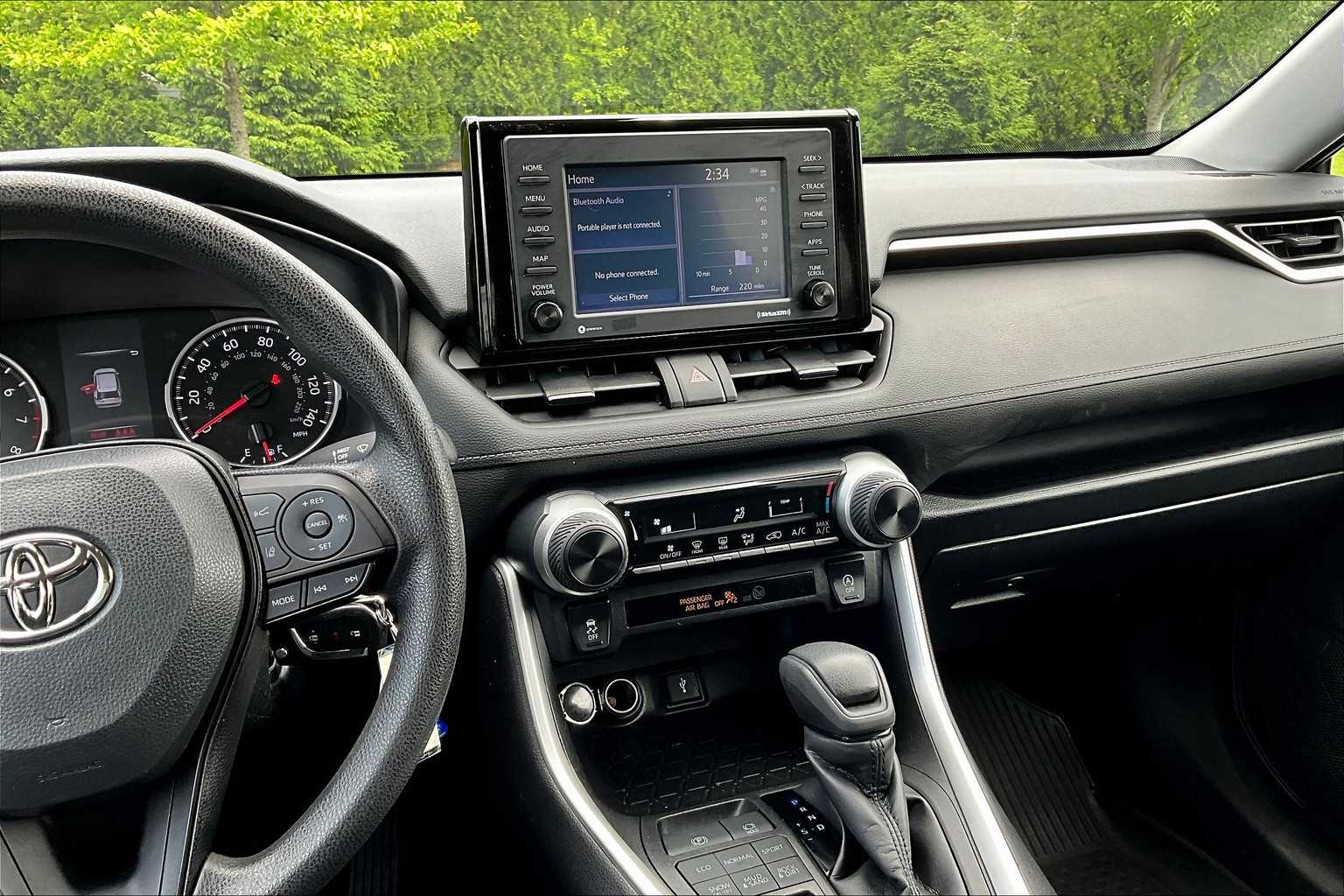 2022 Toyota RAV4 LE - Photo 18