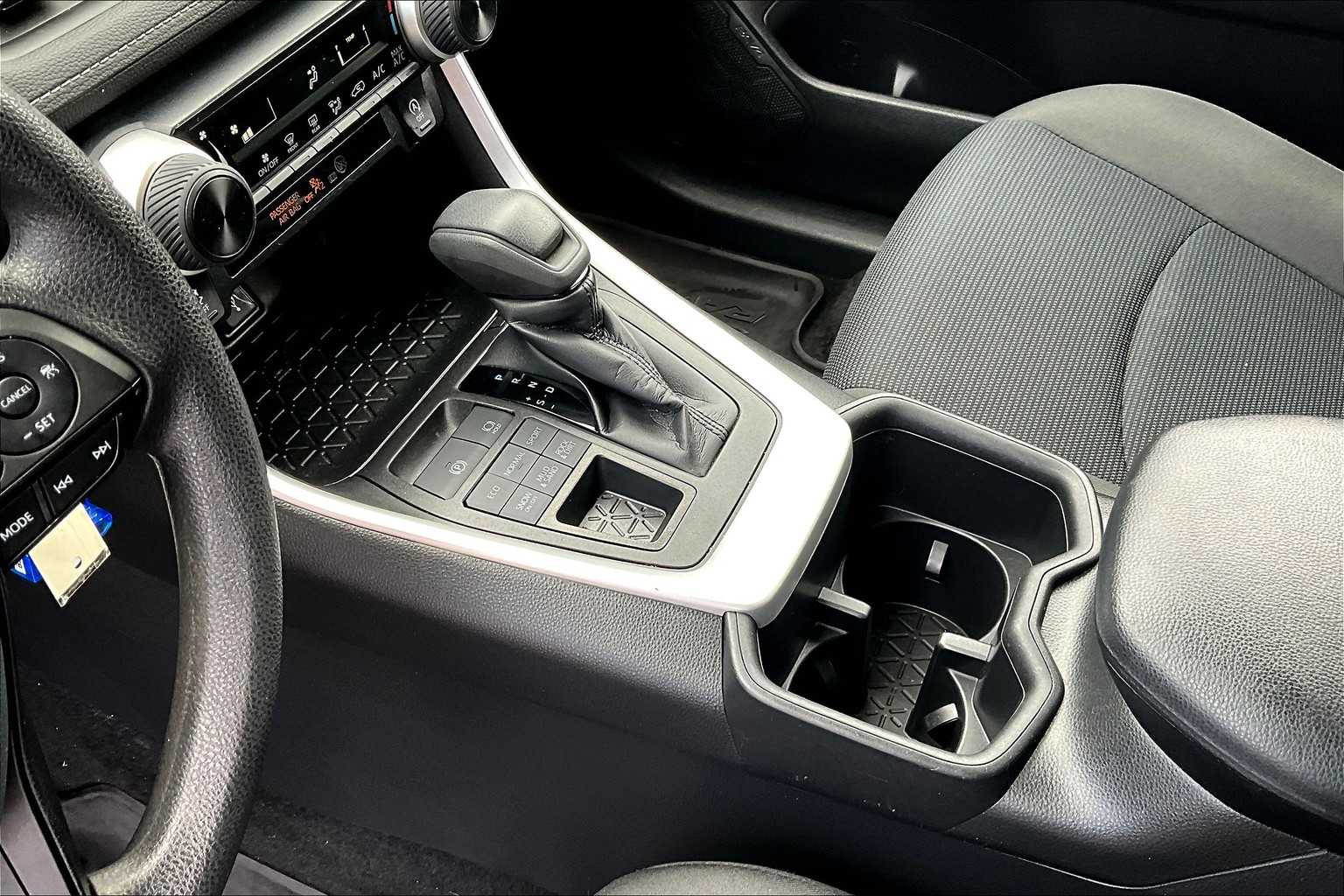 2022 Toyota RAV4 LE - Photo 20