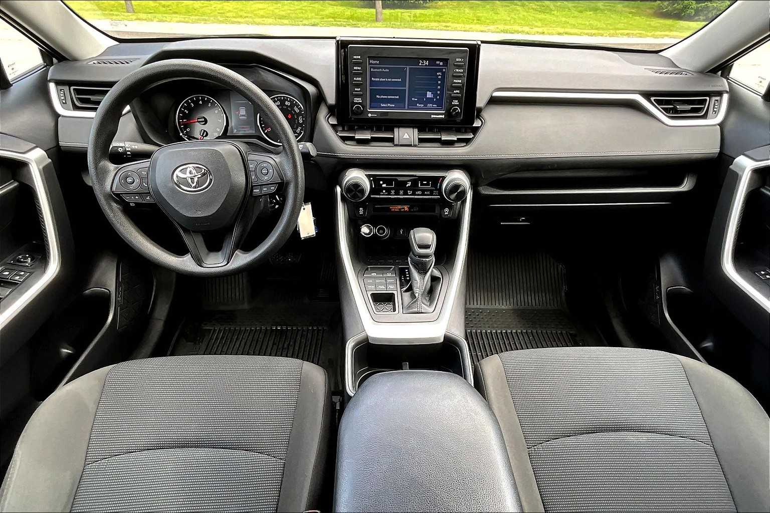 2022 Toyota RAV4 LE - Photo 21