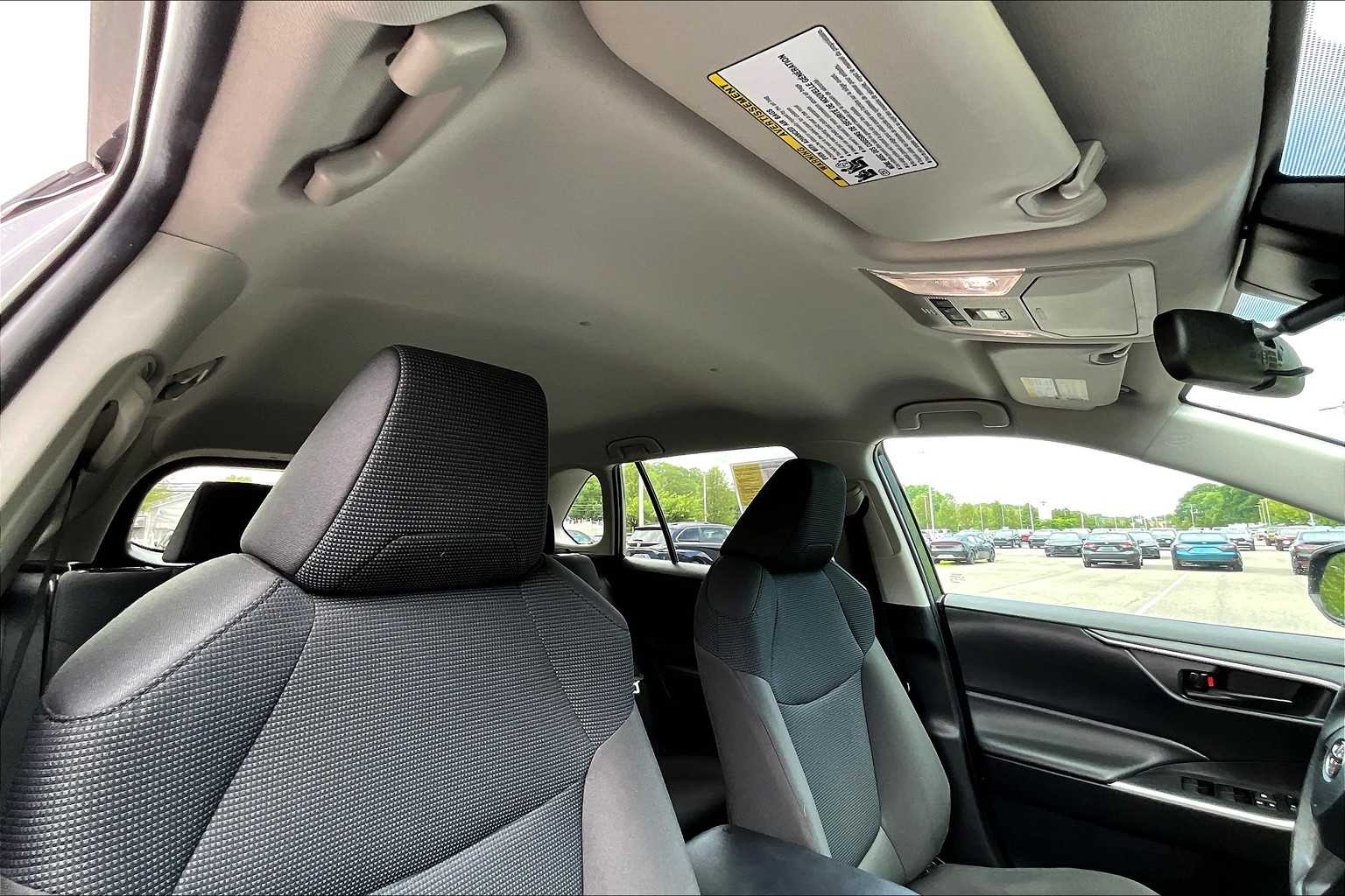 2022 Toyota RAV4 LE - Photo 22