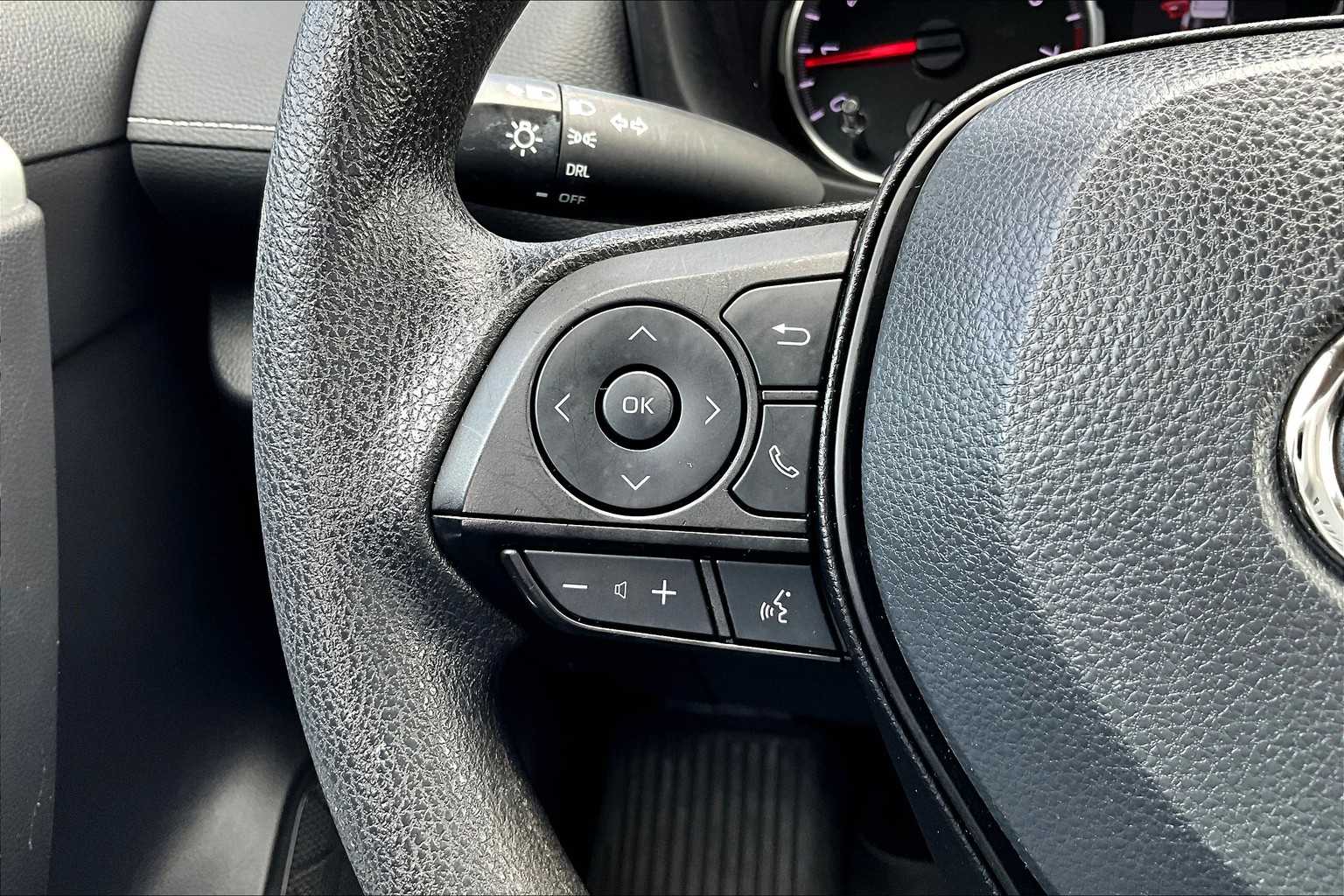 2022 Toyota RAV4 LE - Photo 23