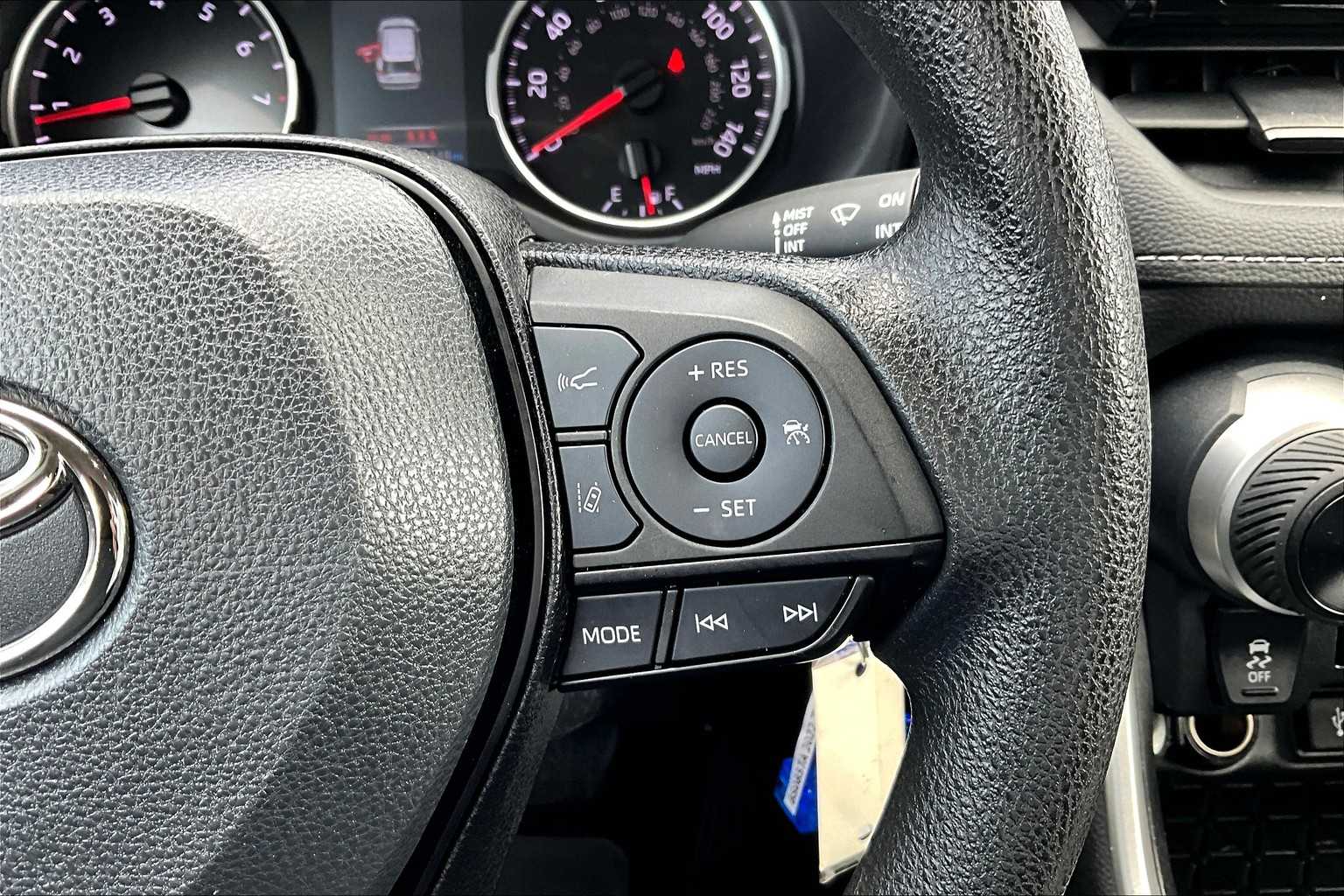 2022 Toyota RAV4 LE - Photo 24