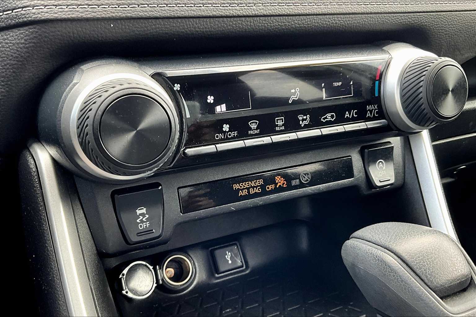 2022 Toyota RAV4 LE - Photo 26