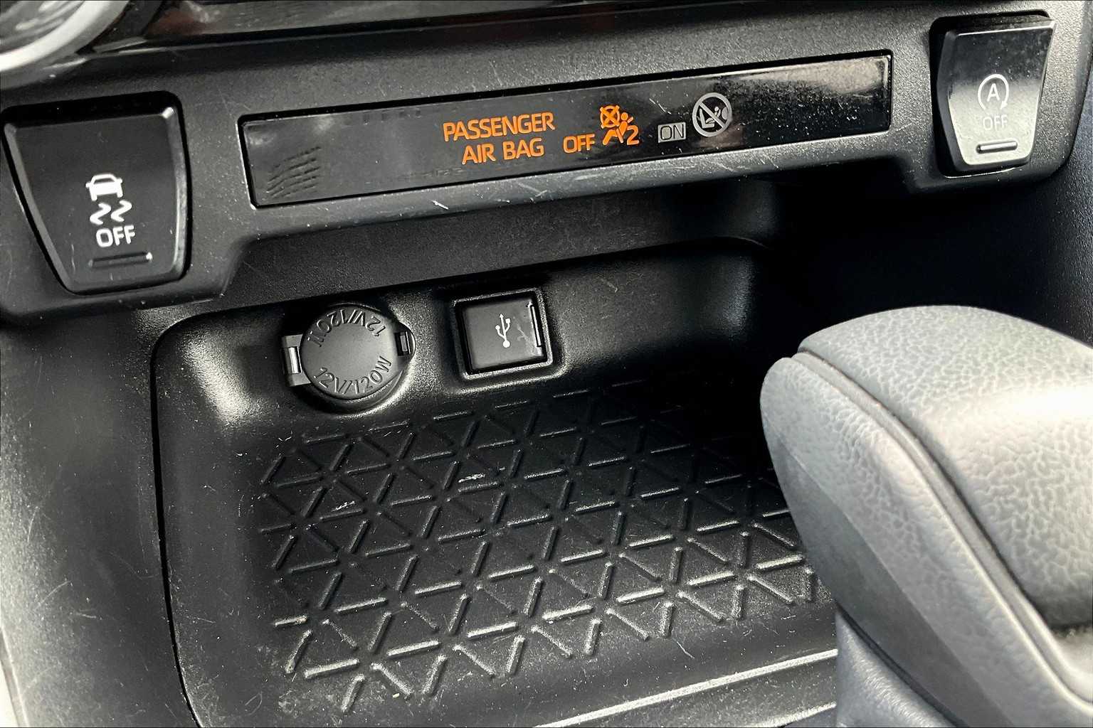2022 Toyota RAV4 LE - Photo 27
