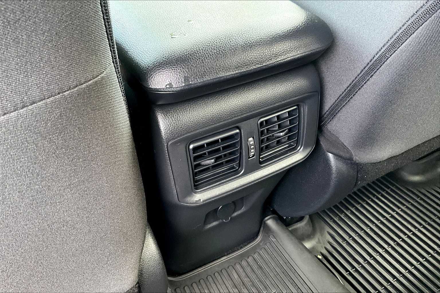 2022 Toyota RAV4 LE - Photo 28