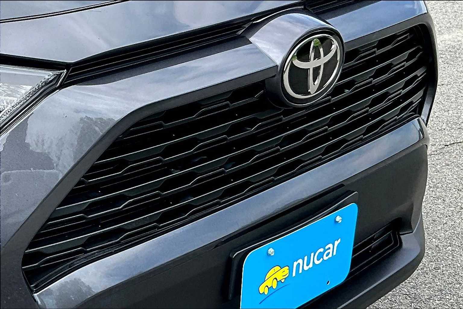 2022 Toyota RAV4 LE - Photo 32