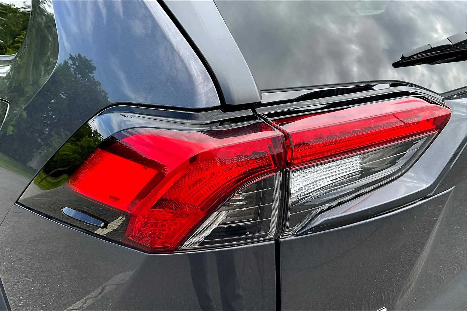 2022 Toyota RAV4 LE - Photo 34