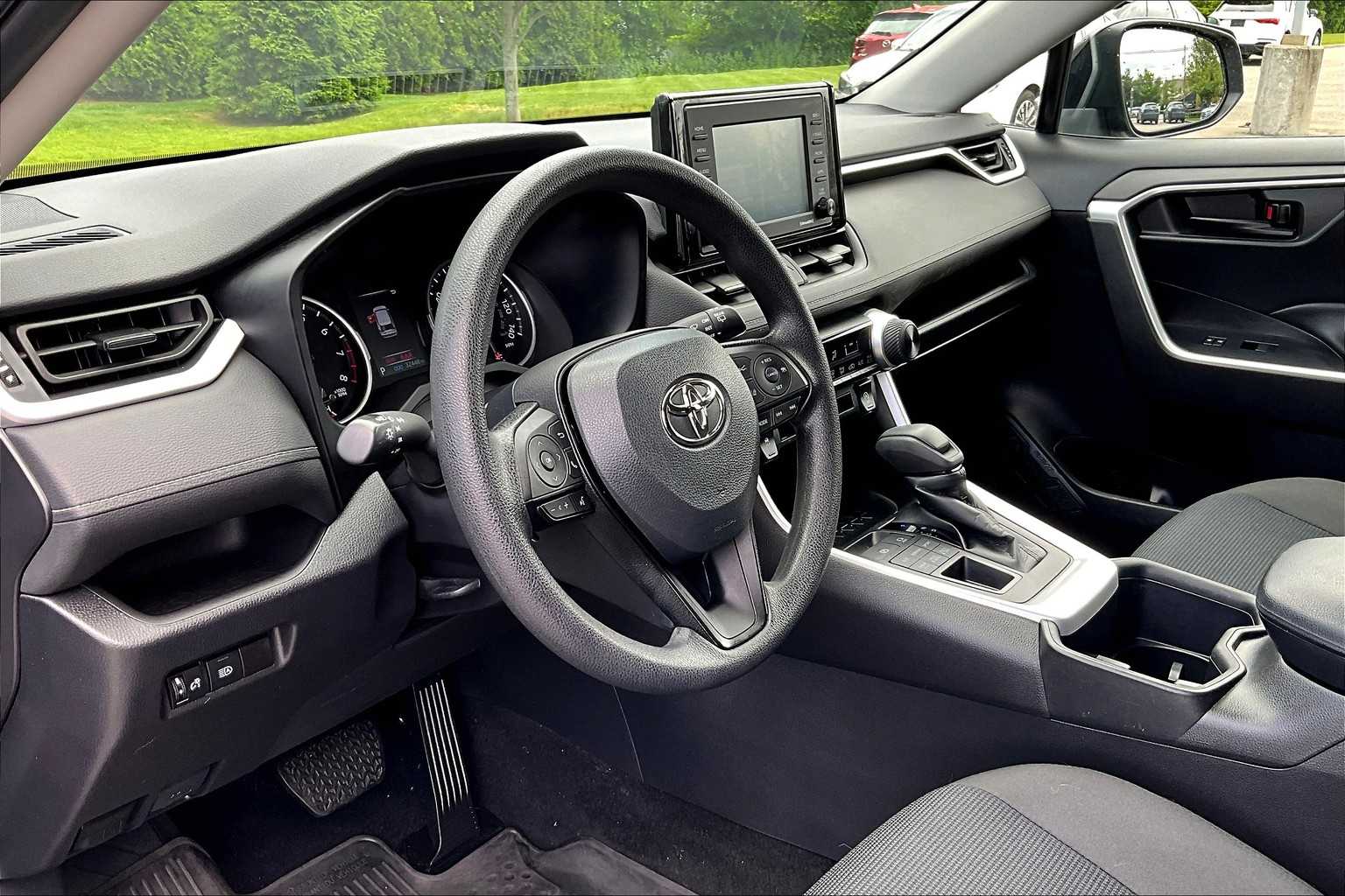 2022 Toyota RAV4 LE - Photo 8