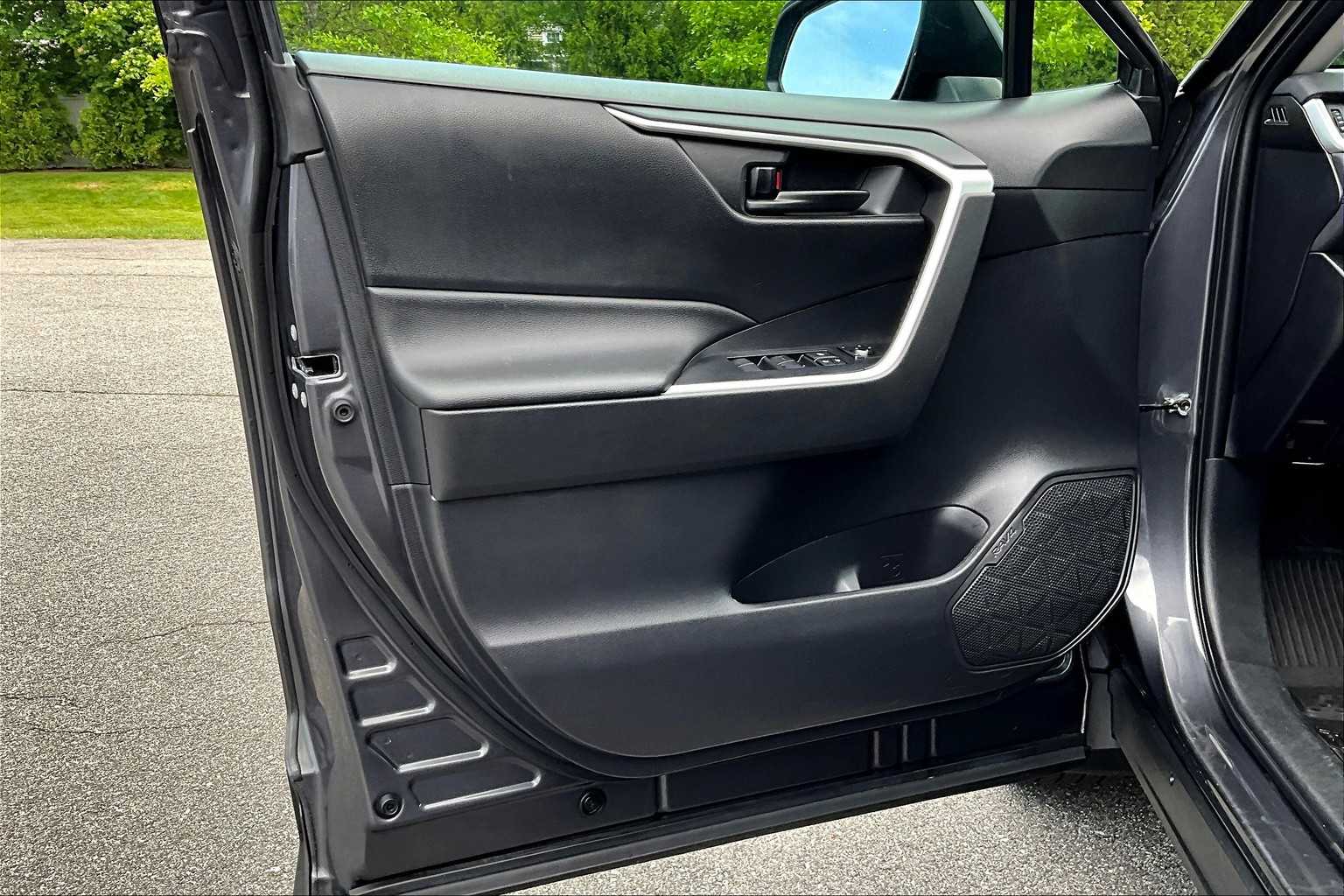 2022 Toyota RAV4 LE - Photo 9