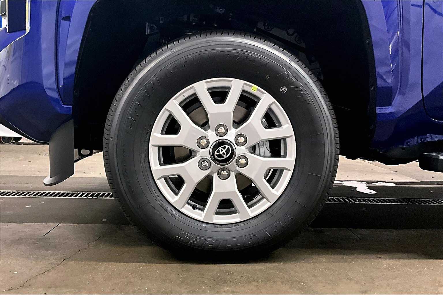 2025 Toyota Tacoma SR5 - Photo 8