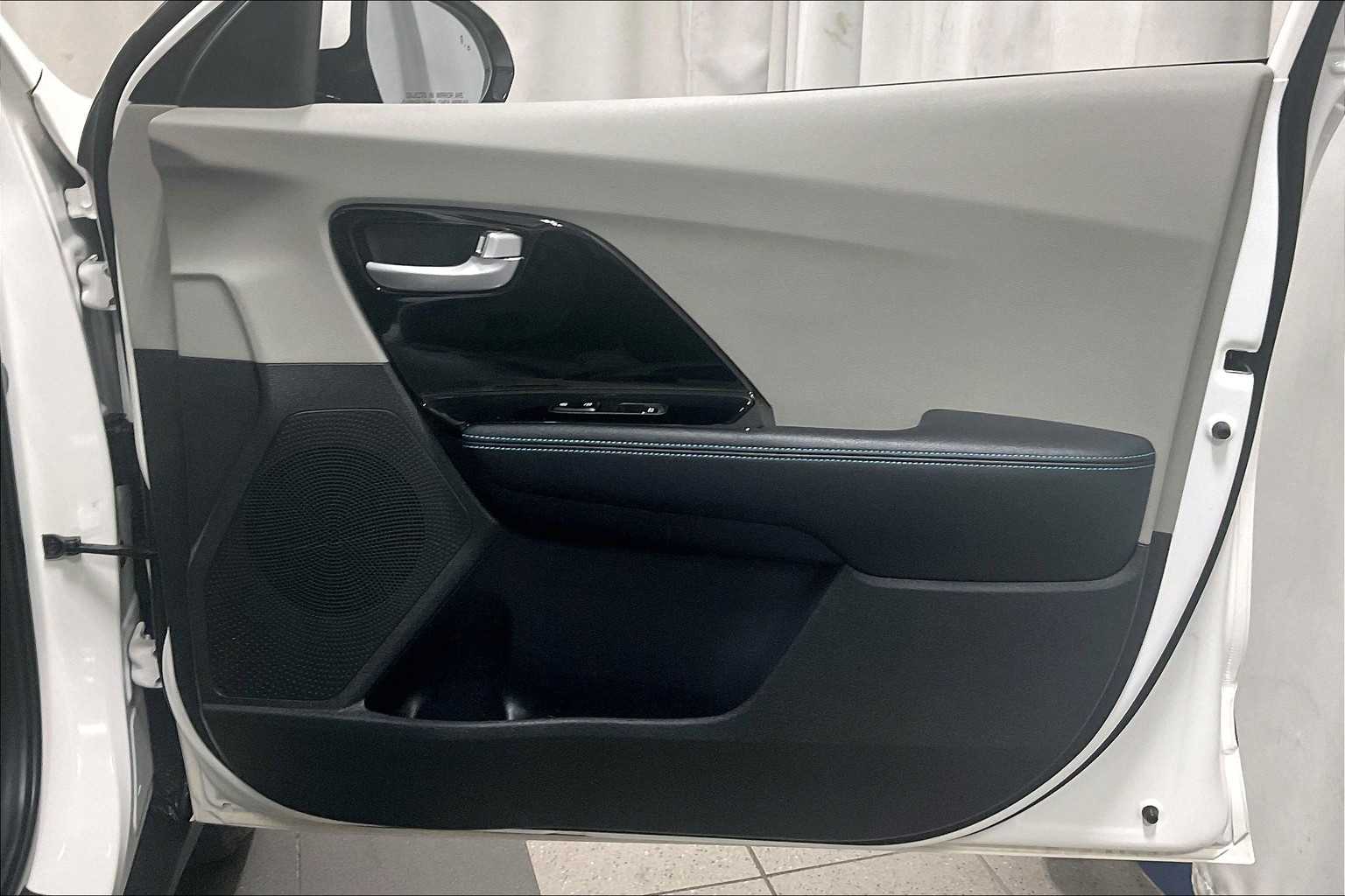 2021 Kia Niro Plug-In Hybrid EX - Photo 12