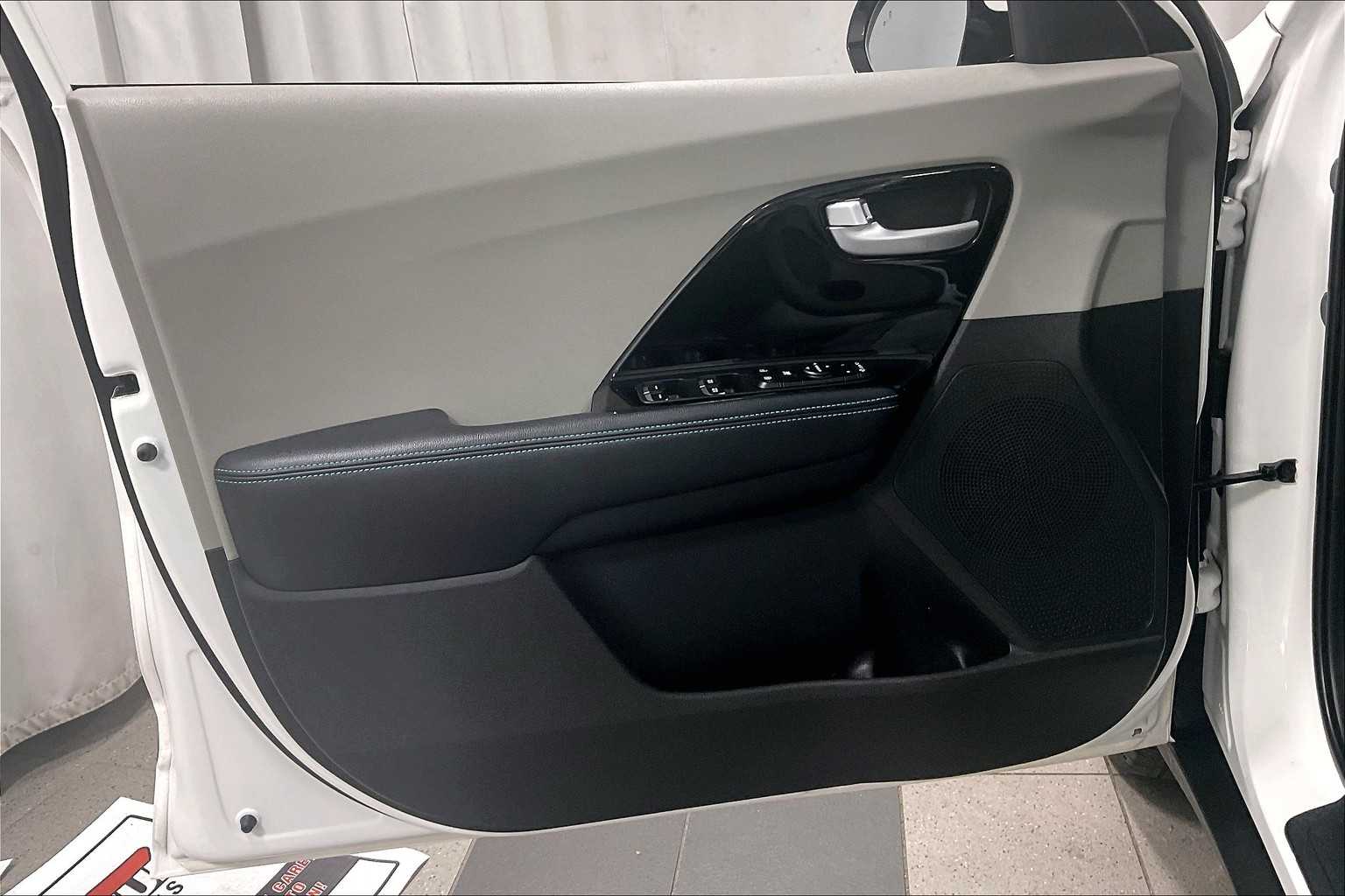2021 Kia Niro Plug-In Hybrid EX - Photo 9