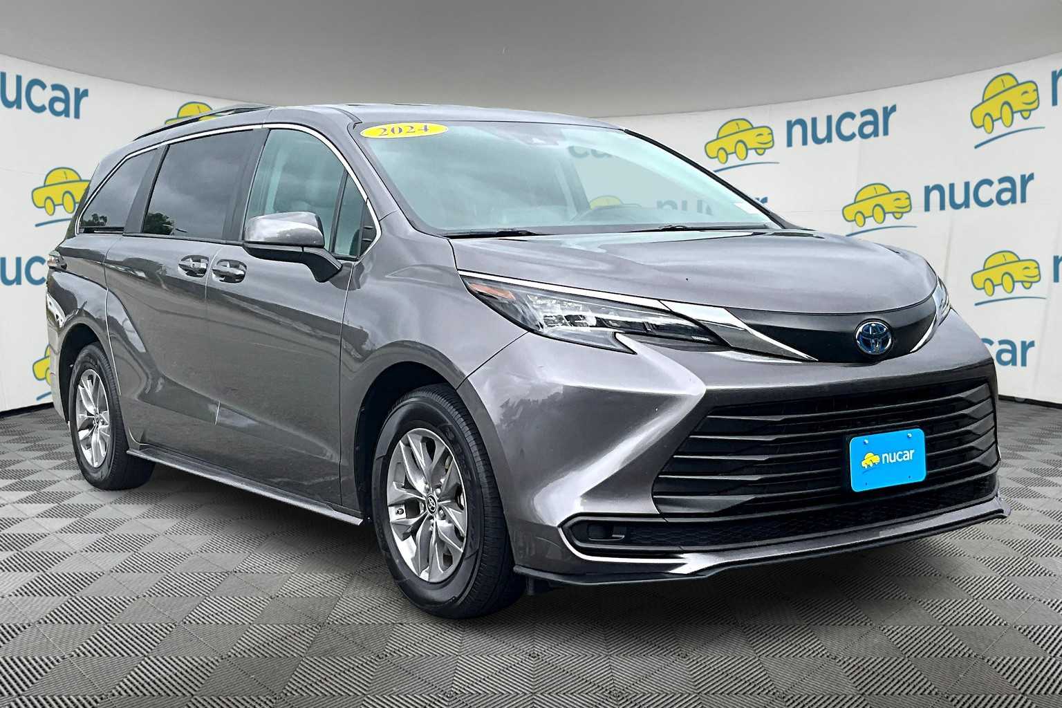 2024 Toyota Sienna LE - Photo 1
