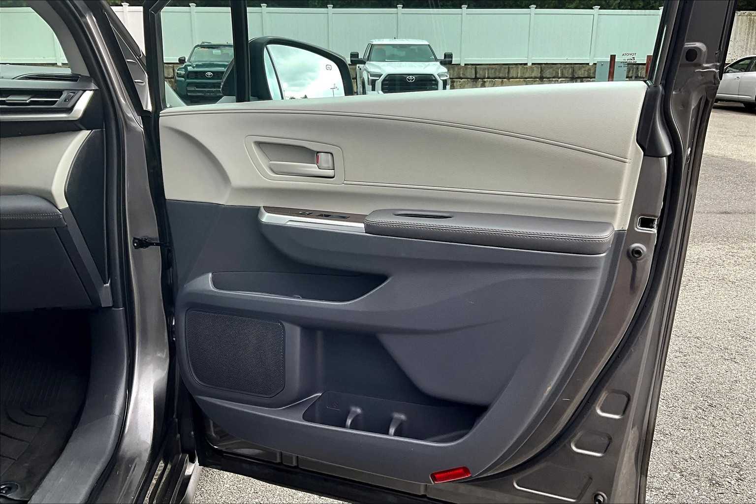 2024 Toyota Sienna LE - Photo 12