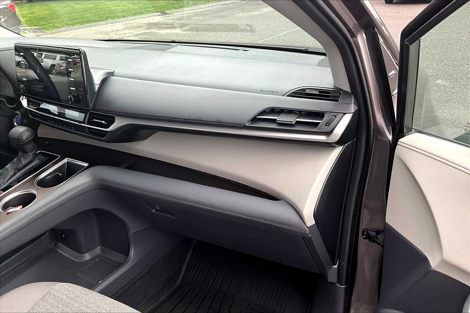 2024 Toyota Sienna LE - Photo 13