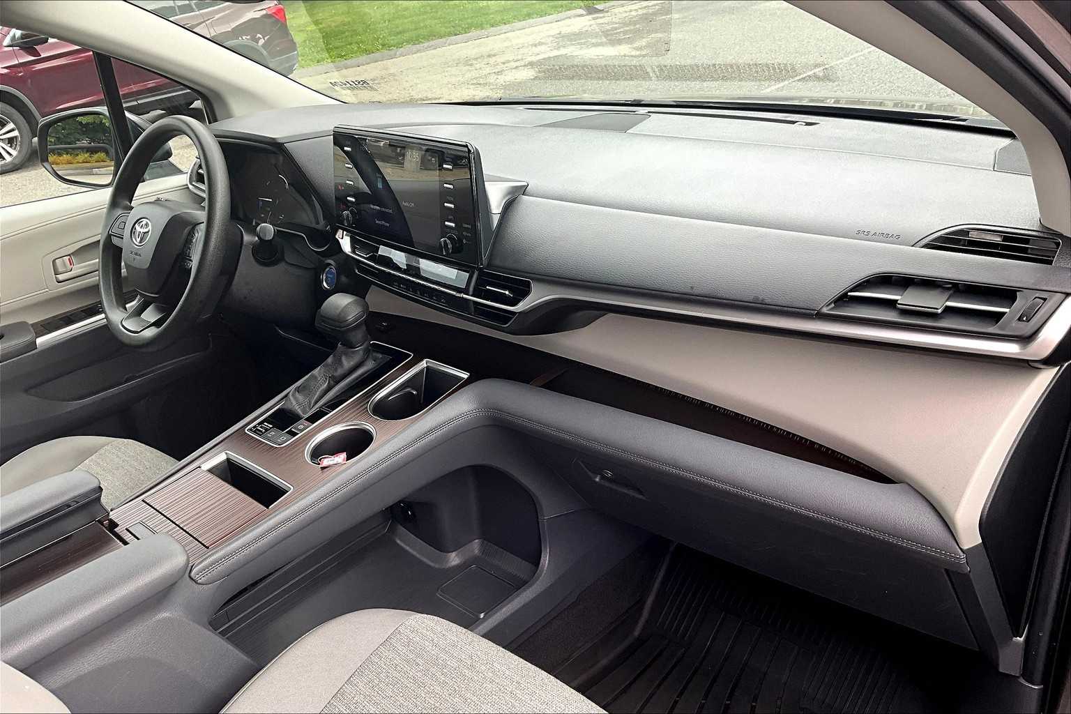 2024 Toyota Sienna LE - Photo 14