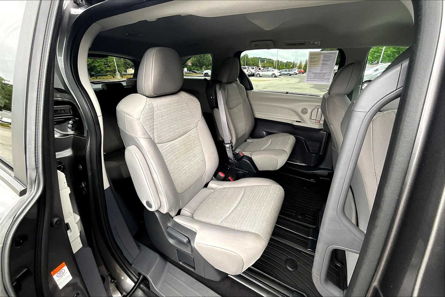2024 Toyota Sienna LE - Photo 16