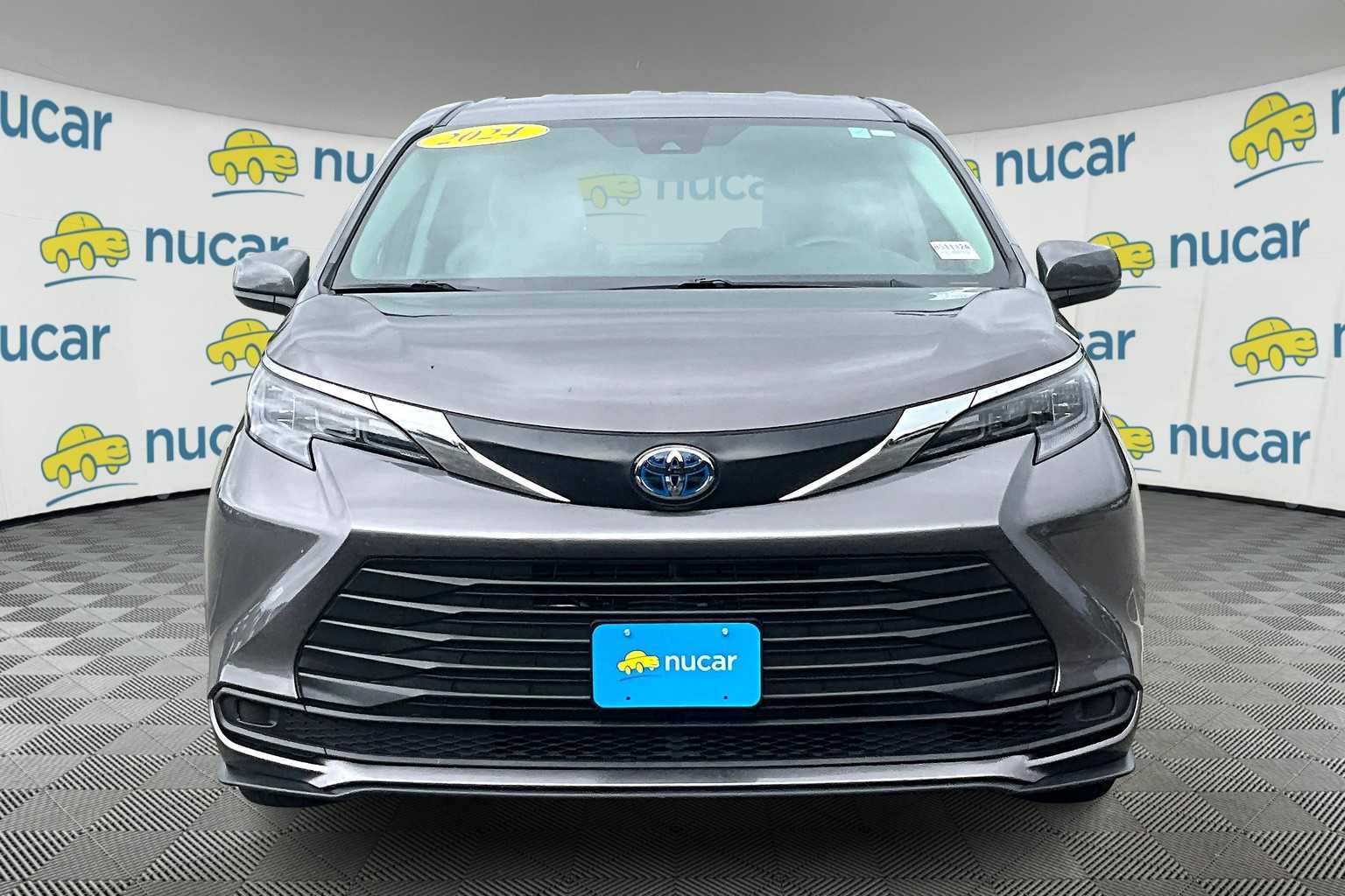 2024 Toyota Sienna LE - Photo 2