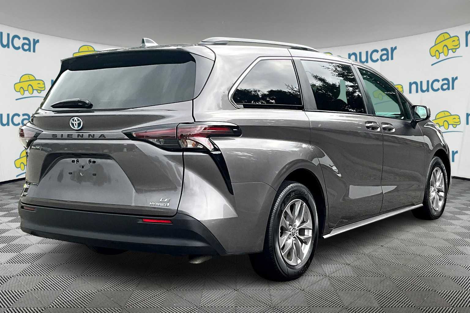2024 Toyota Sienna LE - Photo 6