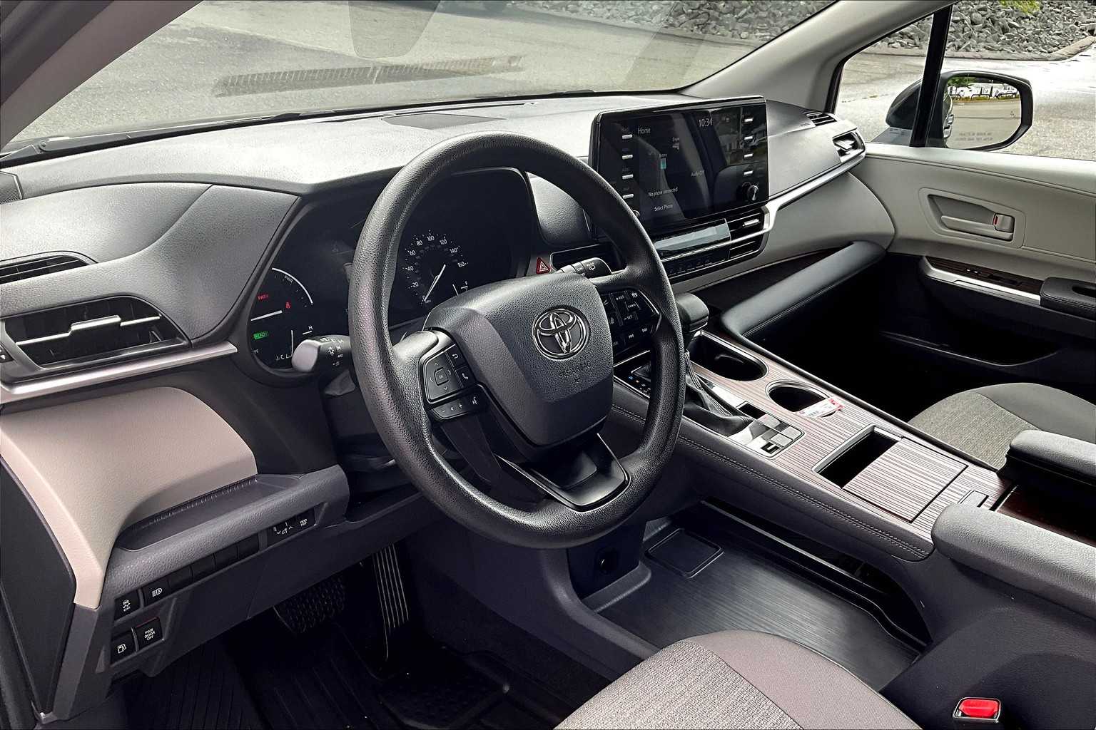 2024 Toyota Sienna LE - Photo 8