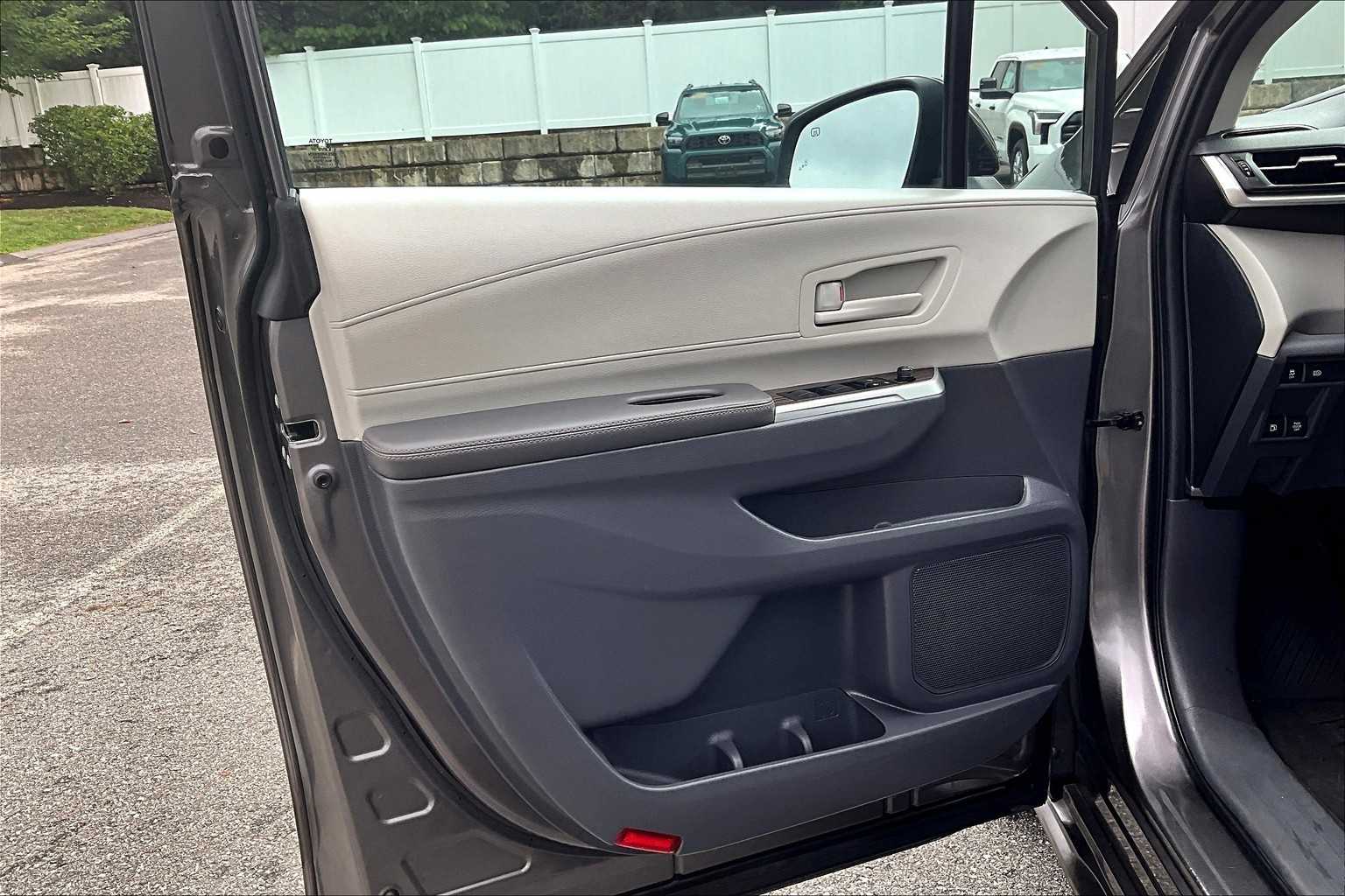2024 Toyota Sienna LE - Photo 9