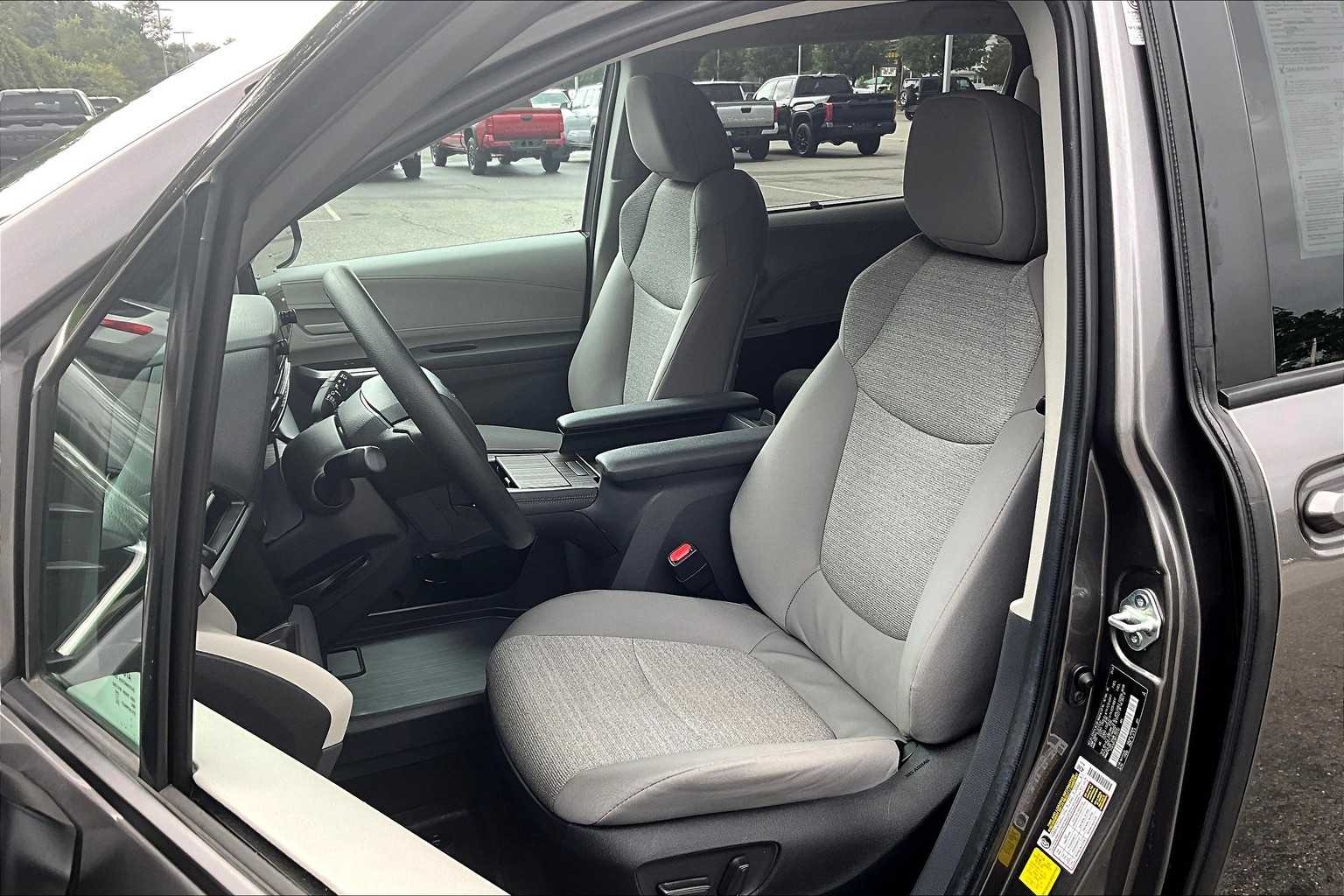 2024 Toyota Sienna LE - Photo 10