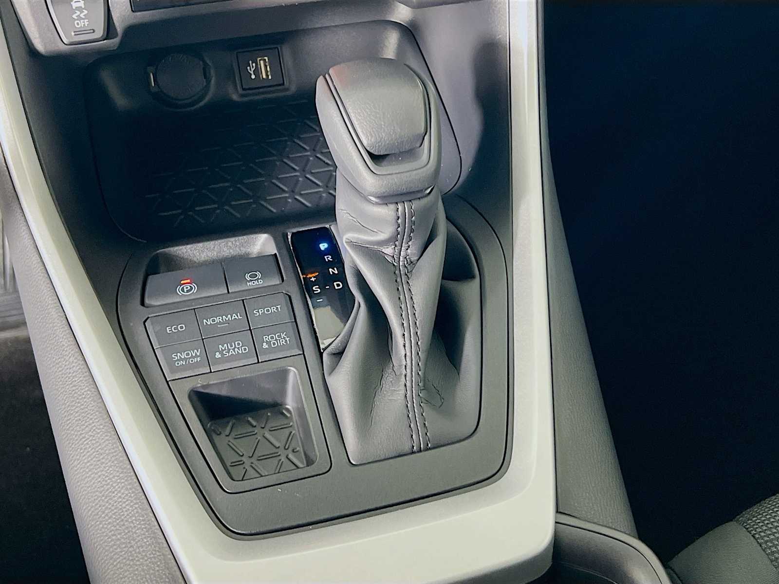 2025 Toyota RAV4 LE - Photo 11