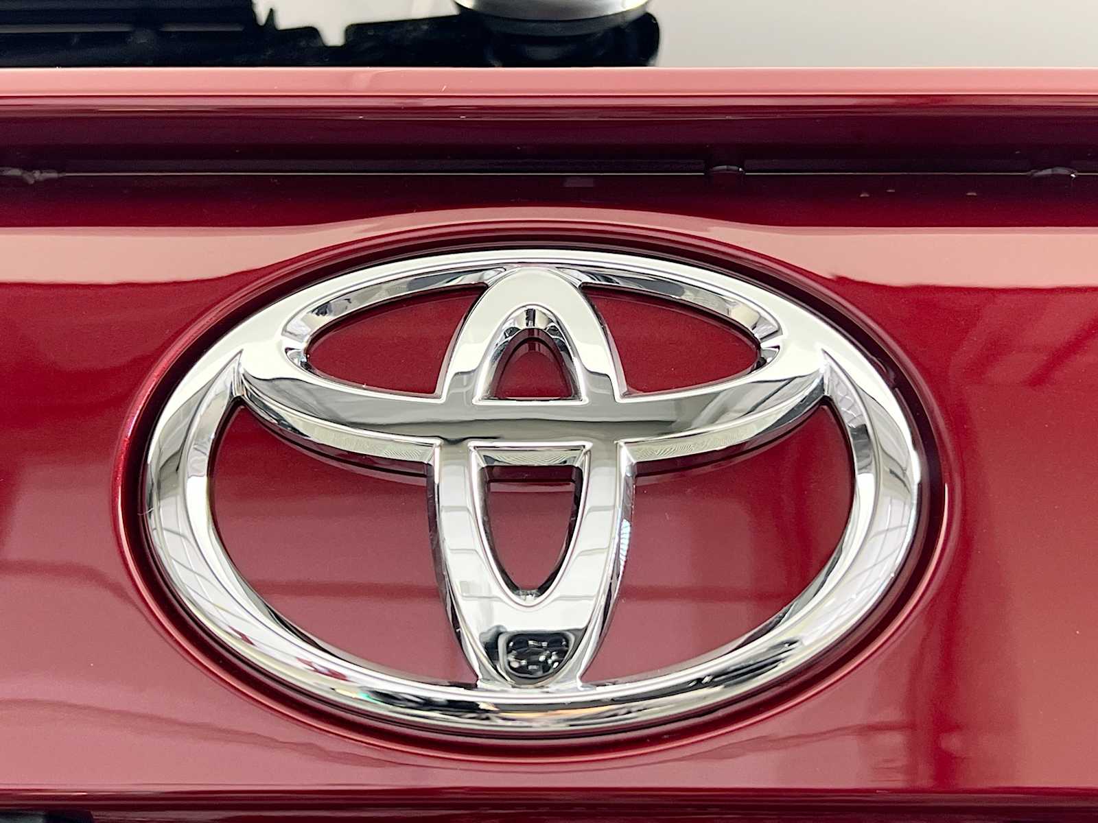 2025 Toyota RAV4 LE - Photo 18