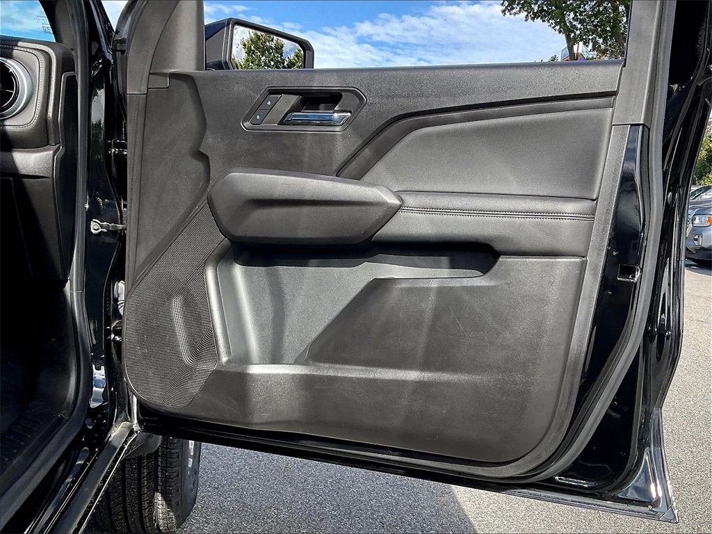 2023 Chevrolet Colorado LT - Photo 11