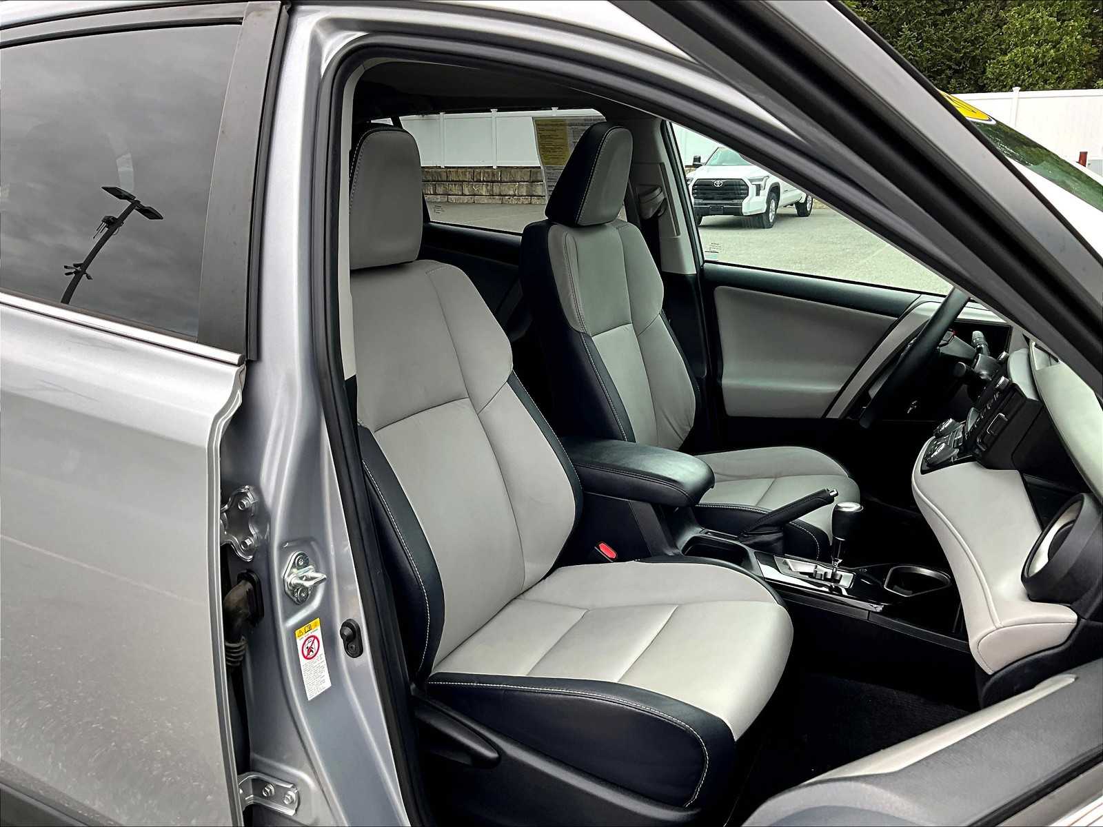 2018 Toyota RAV4 Limited - Photo 11