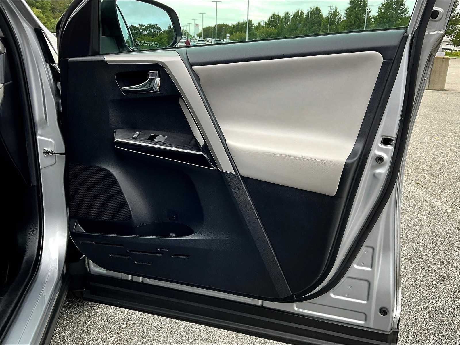 2018 Toyota RAV4 Limited - Photo 12