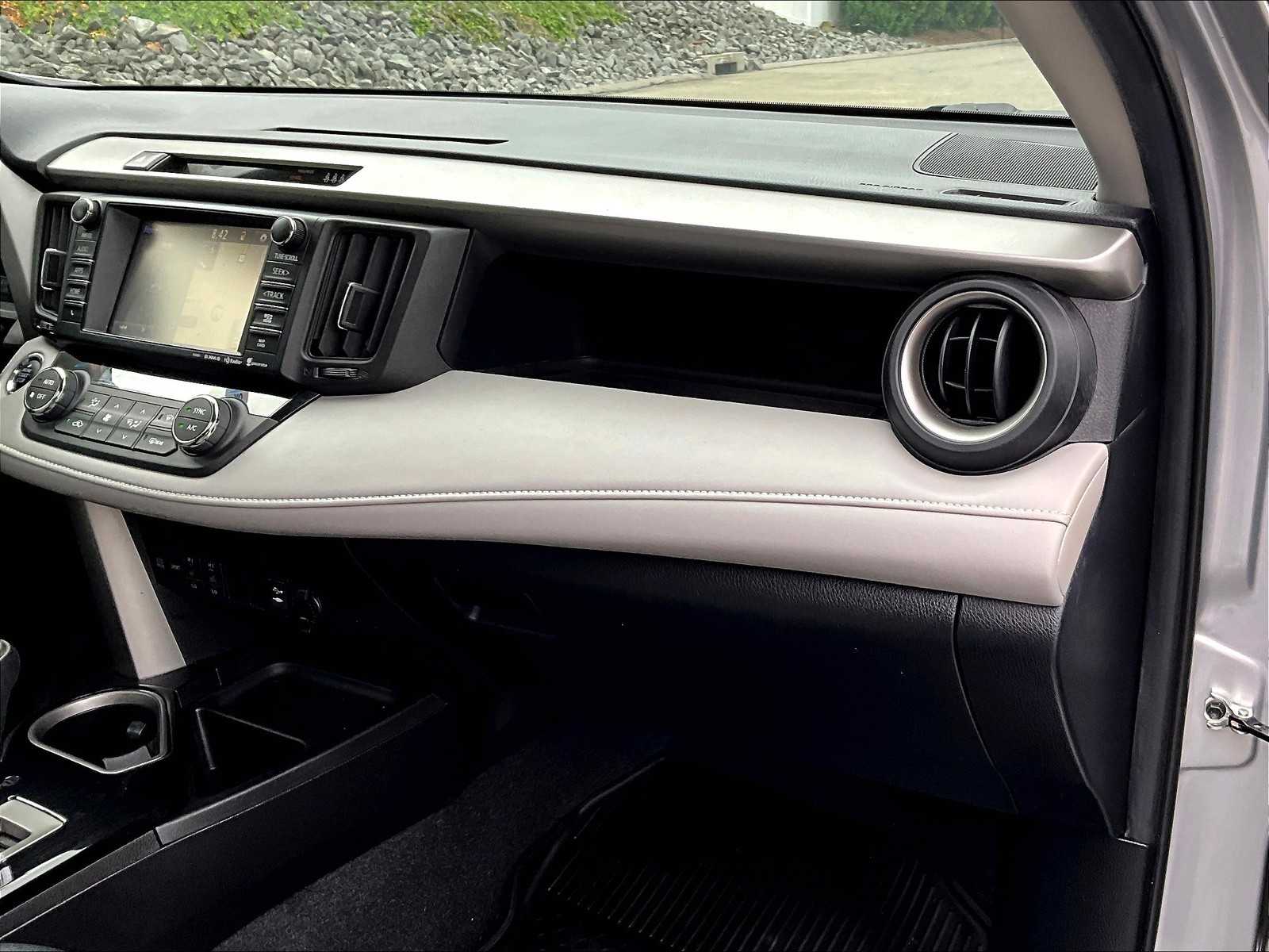 2018 Toyota RAV4 Limited - Photo 13