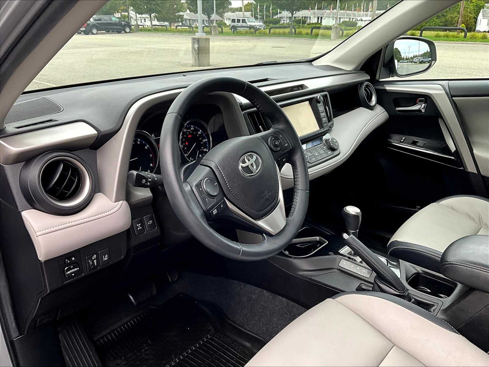 2018 Toyota RAV4 Limited - Photo 8