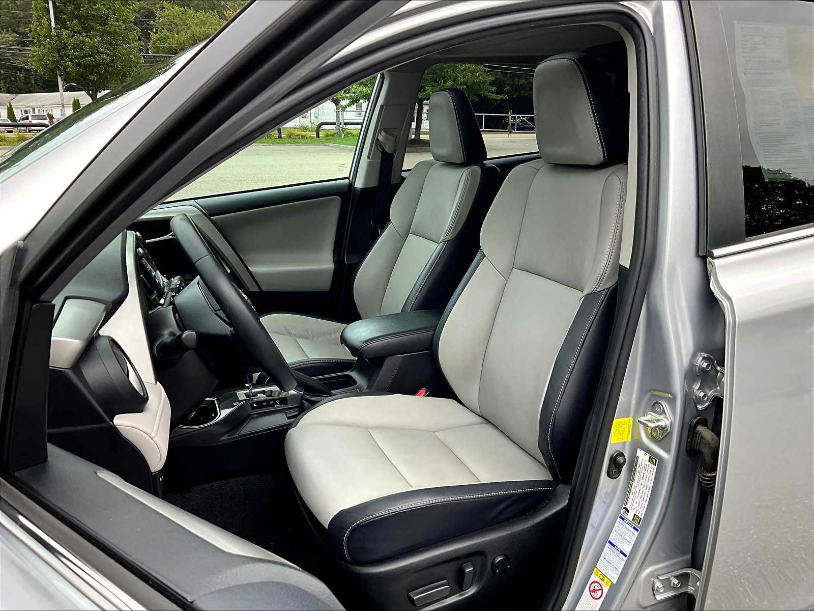 2018 Toyota RAV4 Limited - Photo 10