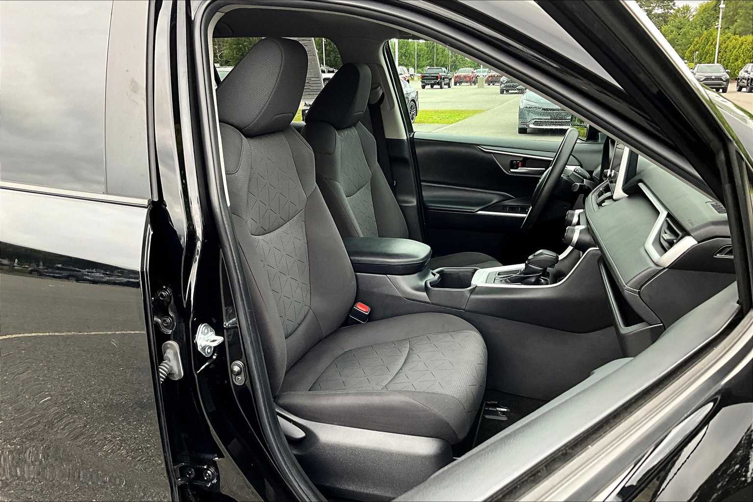2023 Toyota RAV4 XLE - Photo 11